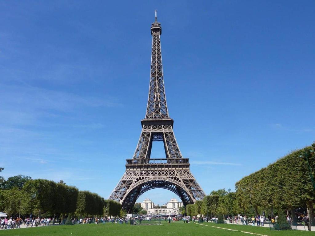 Great Sized Studio Next To Invalides Parigi